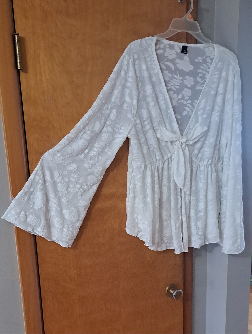 NWOT Lace Tie-Front Kimono Top in White